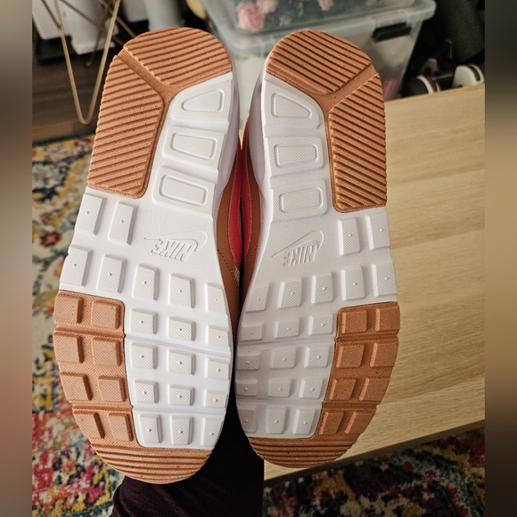 Nike Women's Tan and Pink Sneakers Size 10 - Picture 4 of 9
